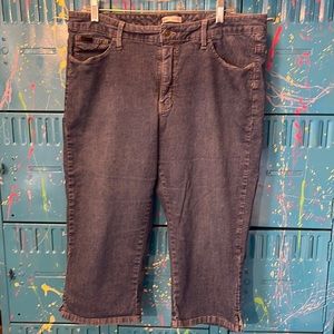 Lee. Low waist   Capris. Women’s 18. W113